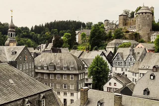 Explorer les Plus Beaux Villages Chrétiens en France